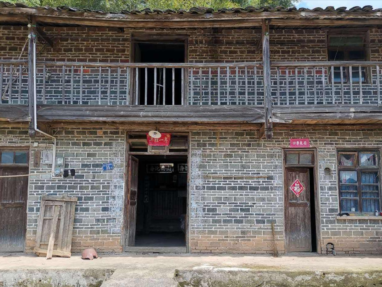 农民进城买房后家里宅基地怎么办,全家进城落户收回土地吗