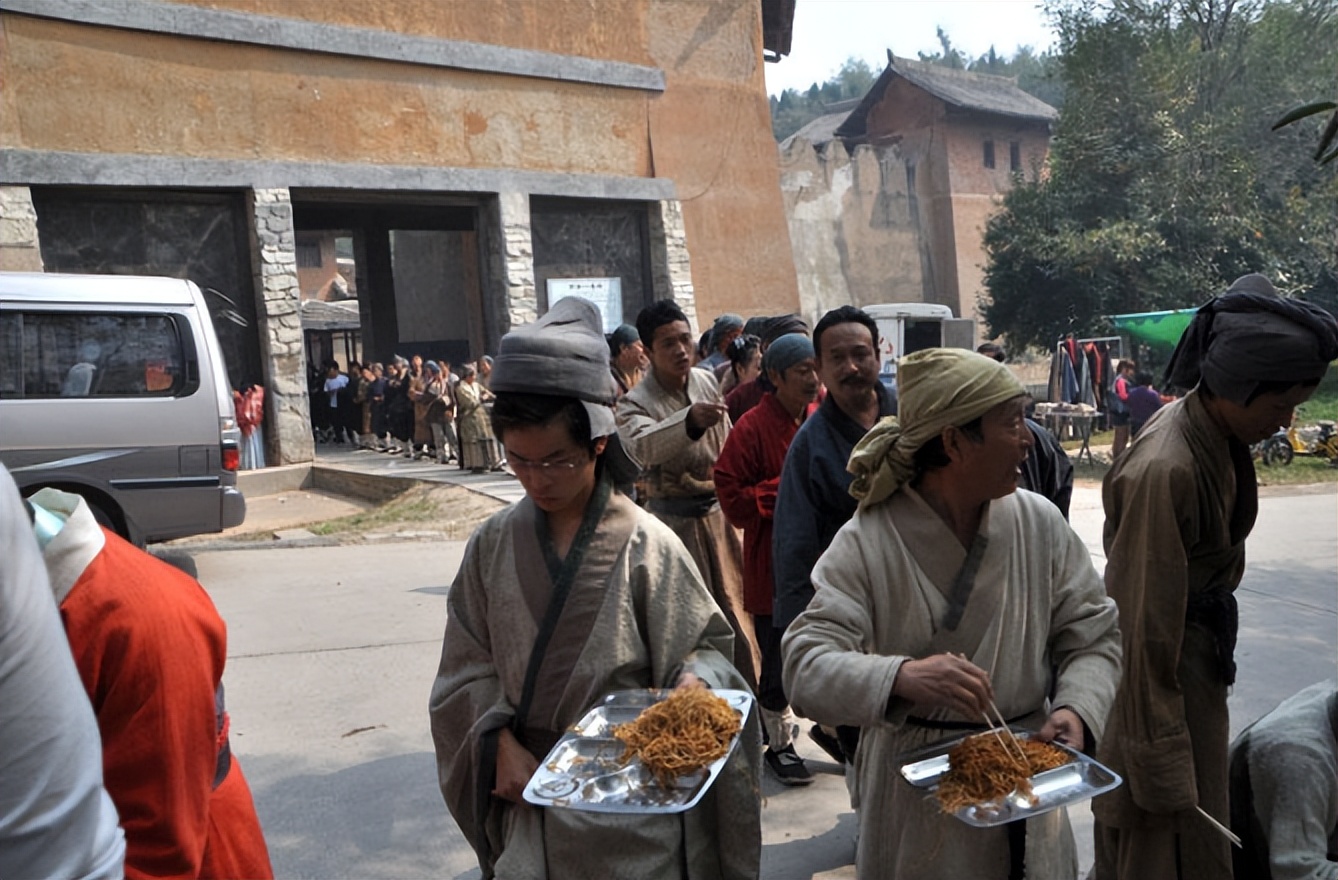 横店群演不够用了他们都在忙什么,横店20万群演现状