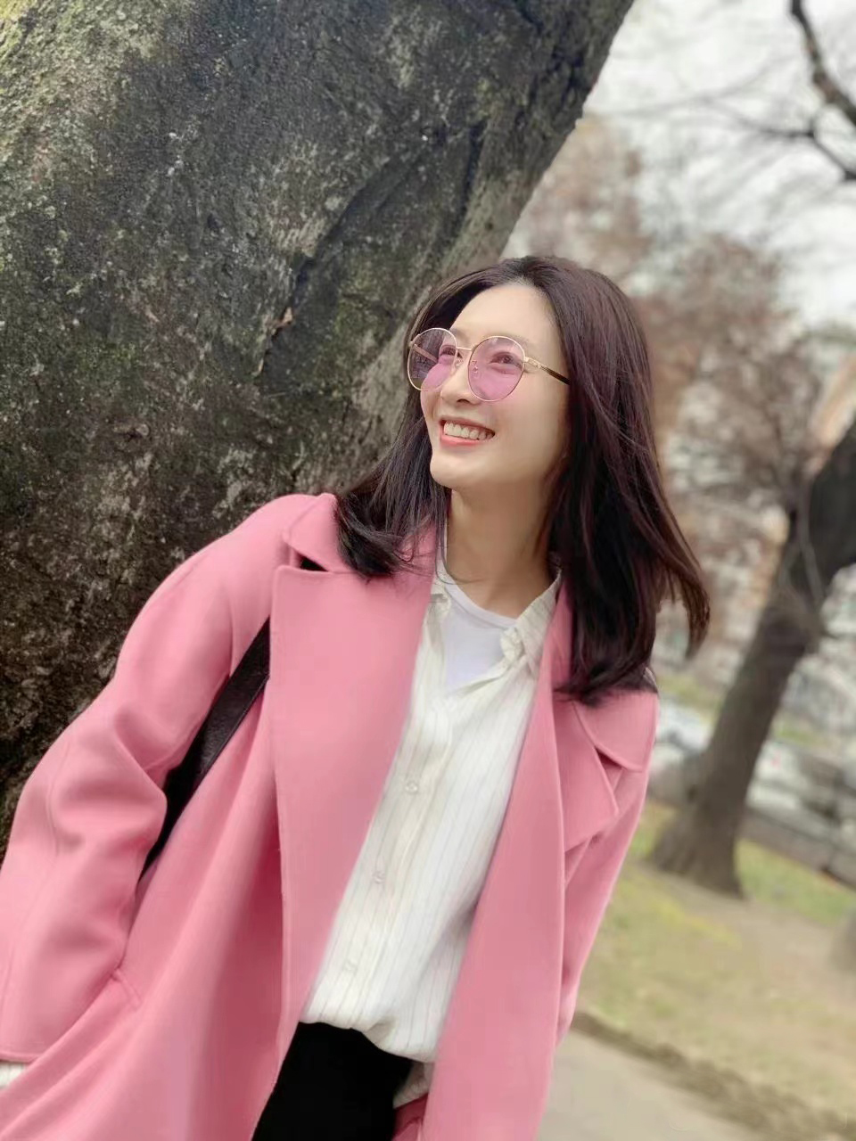 江疏影白衬衣配皮裤显知性美,江疏影黄衬衣搭格纹大衣走机场