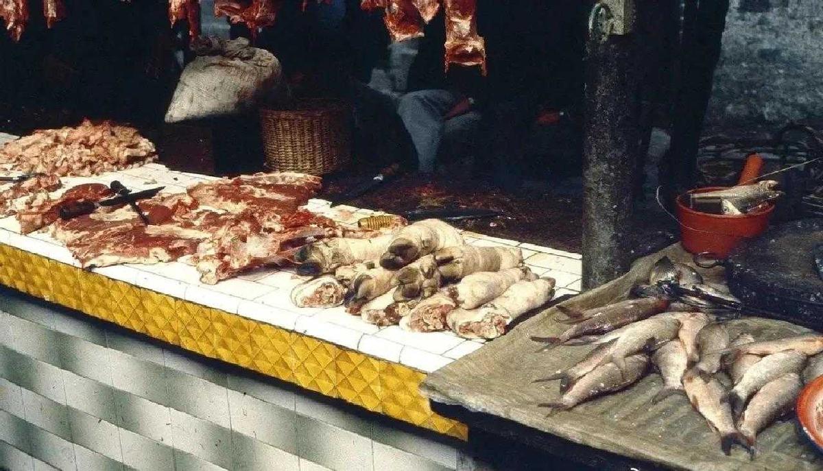 1900年，北京富户人家，服饰臃肿华美，精神状态很佳