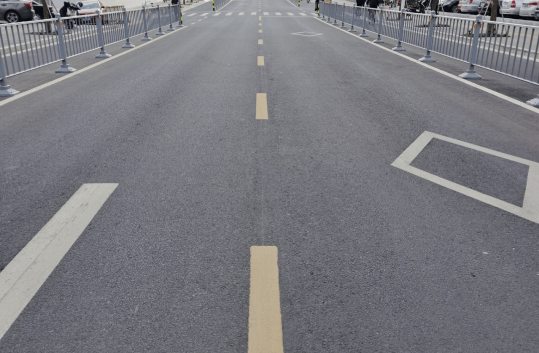 图中圈内两条白色虚线是什么标线,为什么有些路段的白色虚线会加宽