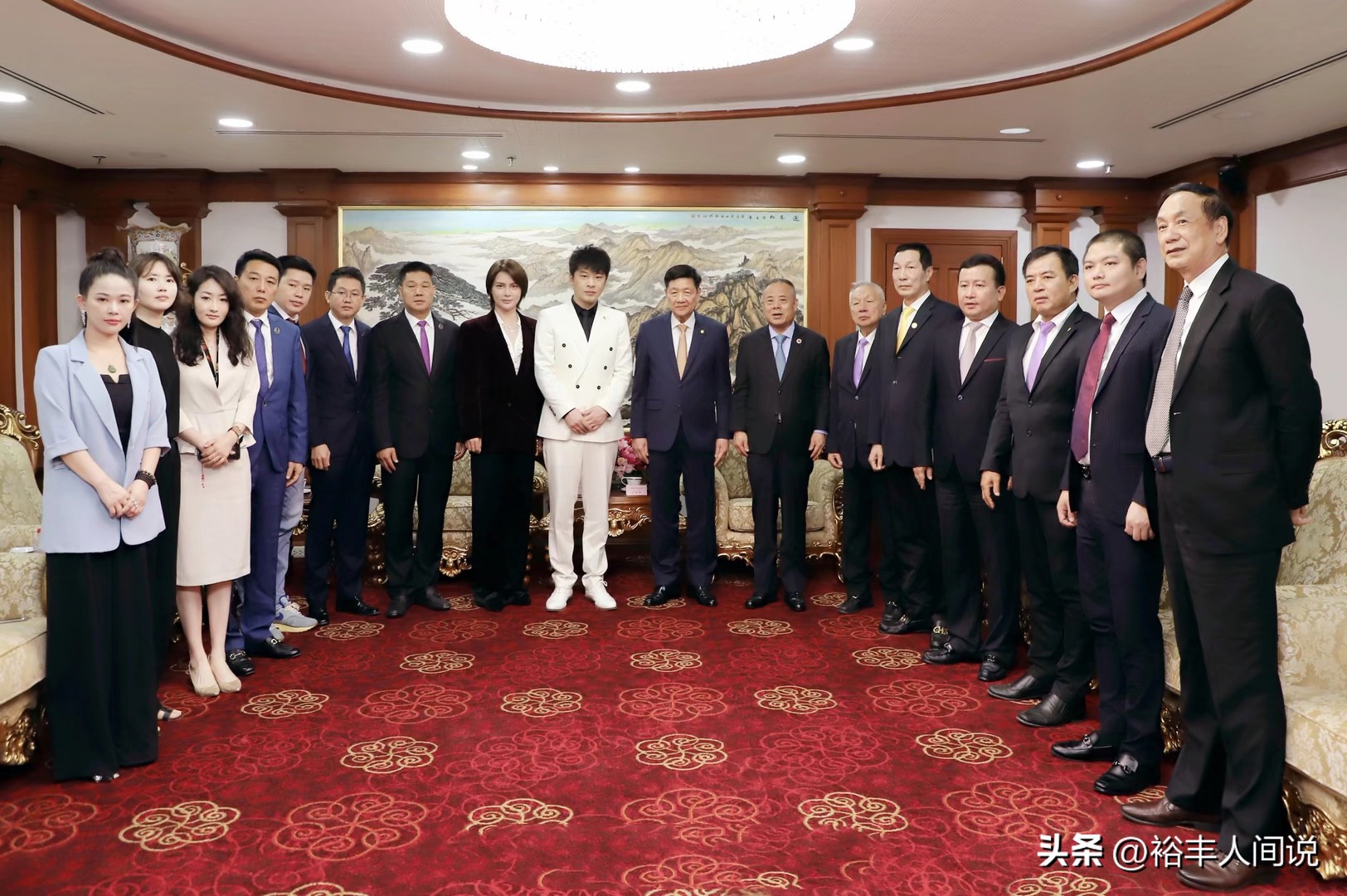 丢人丢到泰国！网红蛋蛋与漂亮被曝扬言买下皇家酒店，还要买大象