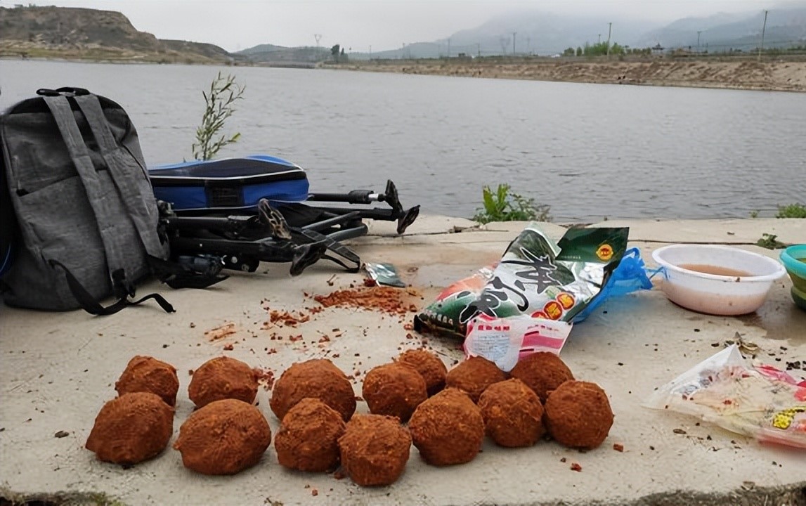 钓鱼打窝的正确方法,钓鱼打窝很有讲究新手必读