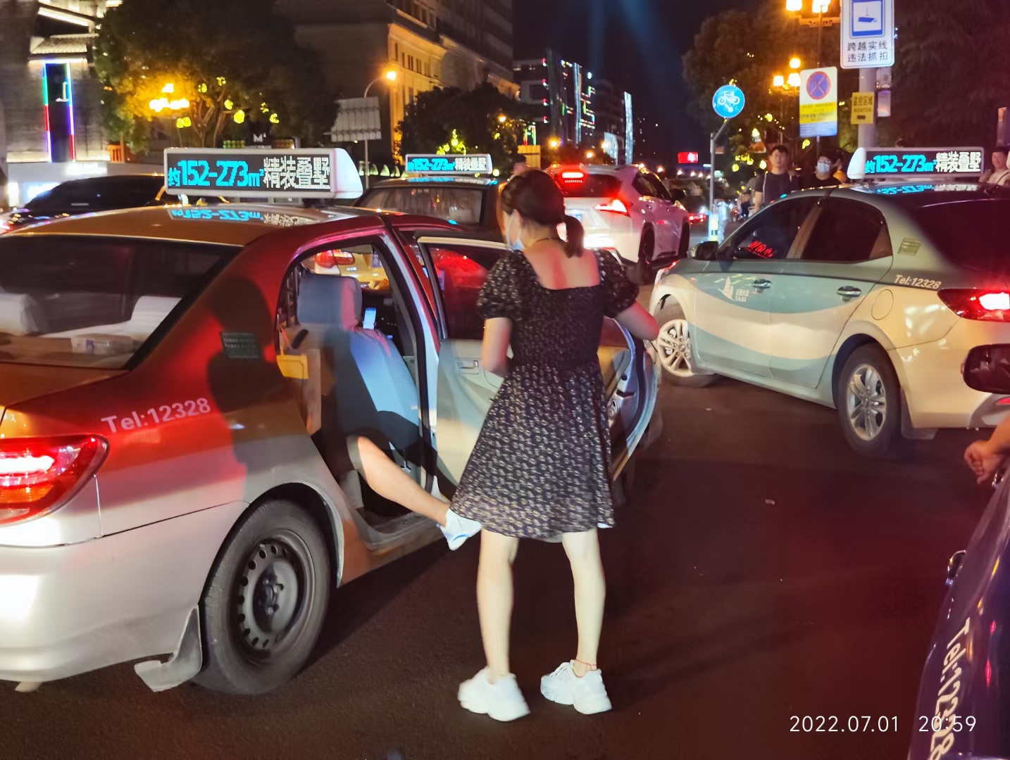 郑州出租车顶灯广告电话,出租车顶灯广告价格