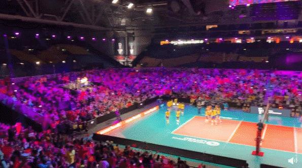 女排世锦赛观众嗨唱最炫民族风,太嗨了女排世锦赛现场