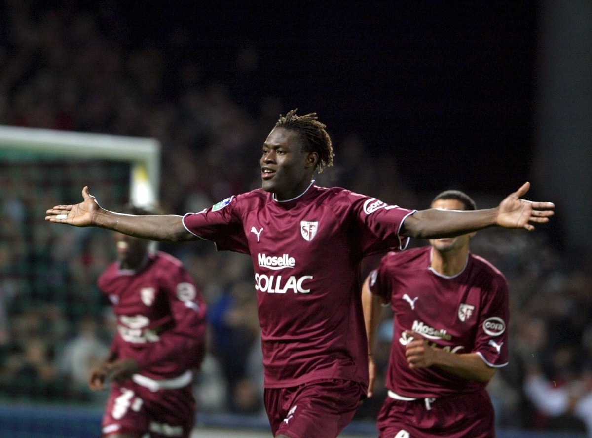 阿德巴约被垫脚,90米滑跪庆祝