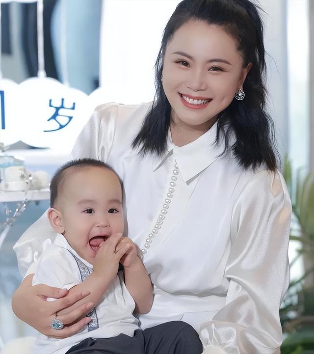 有排面！女排世界冠军为儿子庆祝周岁现场奢华，全家福都是高颜值