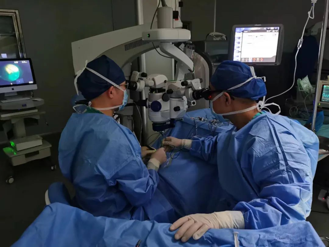 视力模糊眼前有黑影,眼前看到黑影滚动视力差怎么回事