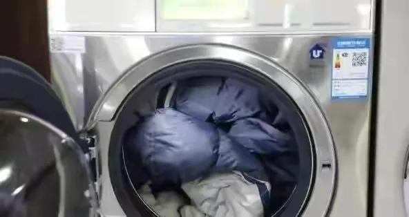羽绒服脏了？千万别水洗！教你一招，羽绒服干净如新，真实用