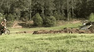 妹子的皮裤穿的真紧，有人知道妹子皮裤上的包怎么回事么，哈哈