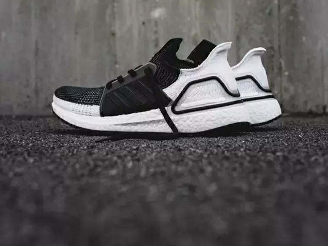 Adidas的boost和Nike的zoom跑鞋技术对比