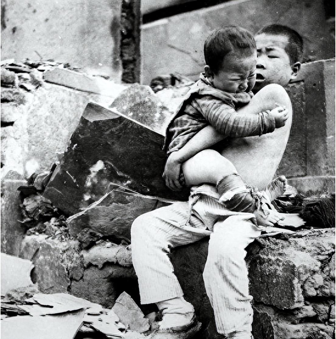 日军当着国军的面杀俘虏,日军侵华兽行