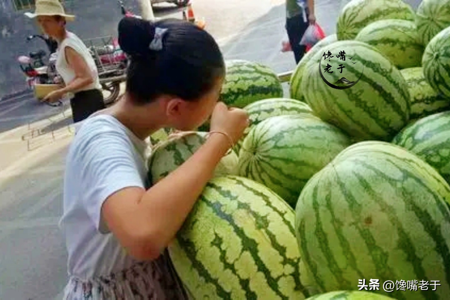 夏天买西瓜别只会拍教你3招,买西瓜要注意的几个点