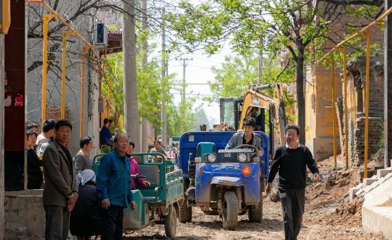 2005年,吉林山村尴尬事,村民深夜睡觉总尿床,老人:真丢人怎么见人