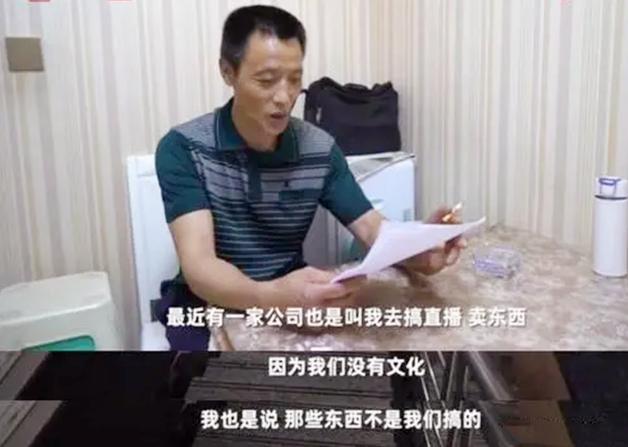 时隔23年这张父子合影令人泪目,父子合影九年前对比照片