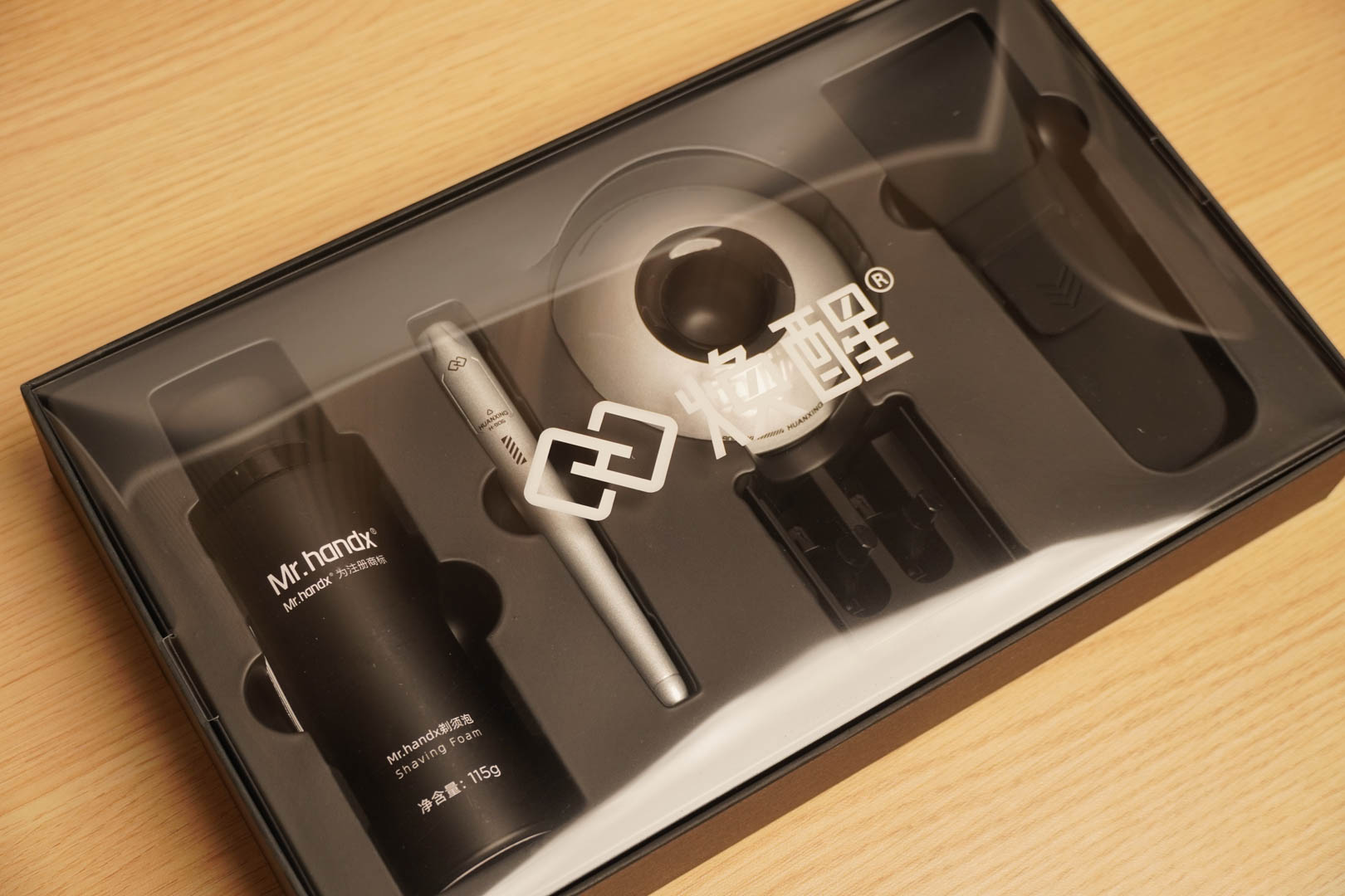 还在考虑送男朋友什么礼物？看看这款焕醒星洞小飞碟手动剃须刀