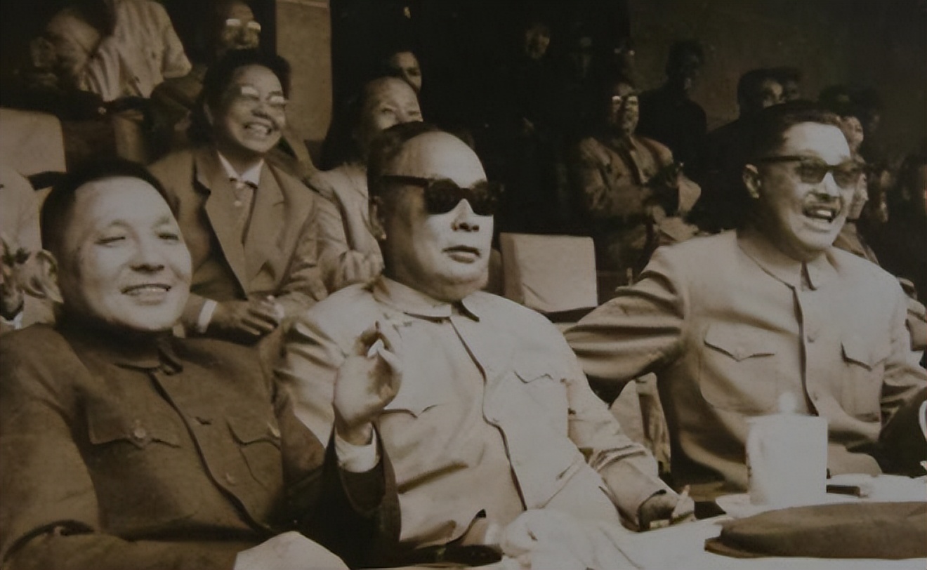 贺龙将军组建的足球队有多强？14场国际赛从无败绩，成为亚洲第一