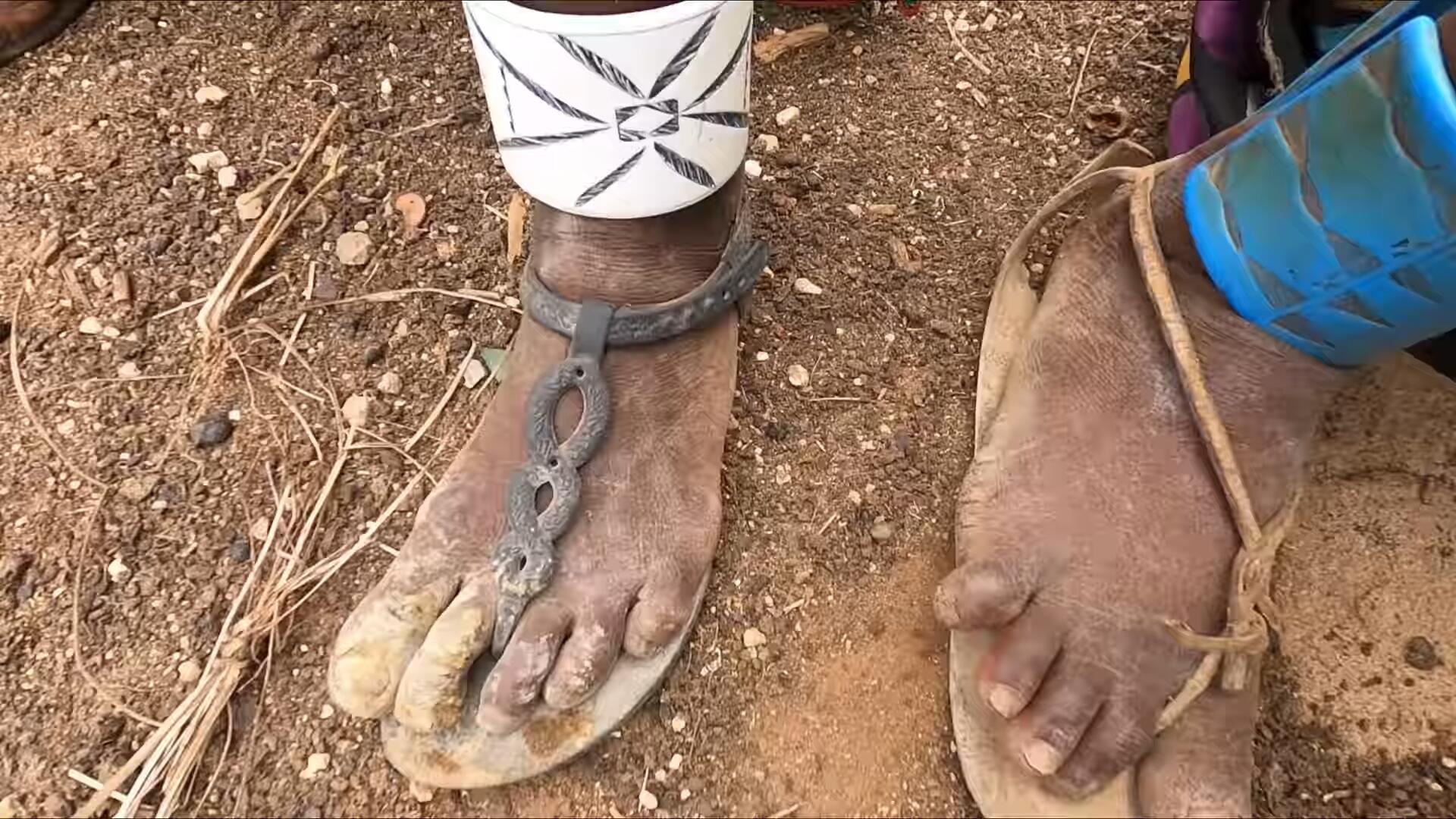 非洲神奇的部落，用牛粪做发型，偶遇不穿衣服的女孩