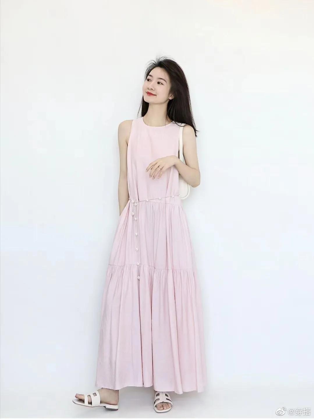 夏天怎么搭配衣服的颜色最显温柔,夏季蓝色外搭里面穿什么颜色好看