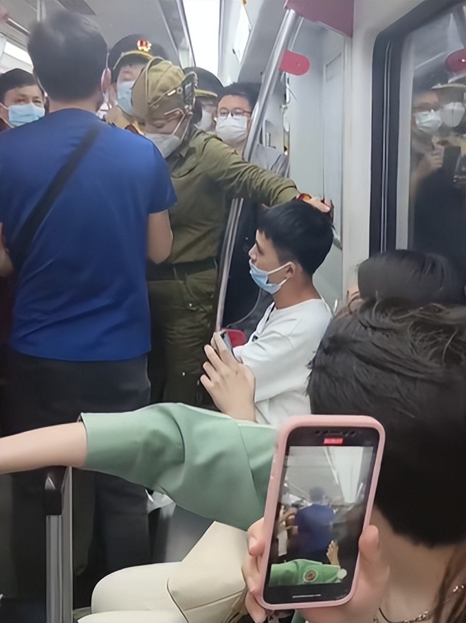 上海“五套房大姐”和广州“奇装异服女”，身上有着相同的优越感