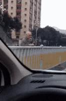 伴娘抢了新娘风头躲角落,伴娘躲在角落玩手机很漂亮