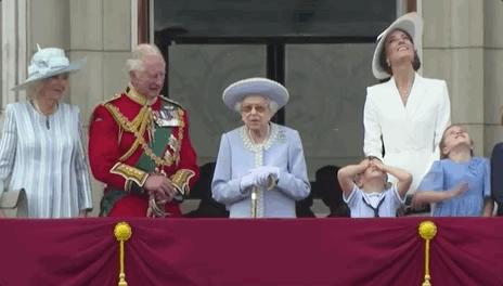 英国女王登基庆典凯特赢很大？纯白穿搭迷人优雅，带萌娃站C位