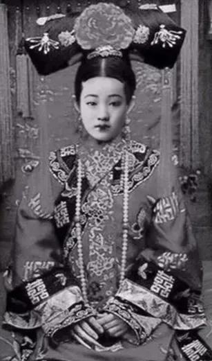 清代灭亡后宫里的贵妃都去哪了,清朝历史上被降位分最多的嫔妃