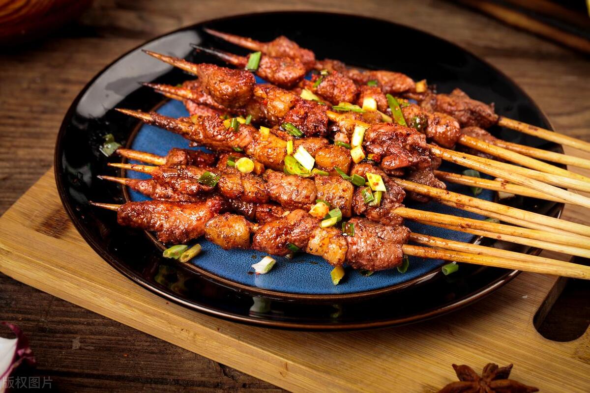 武汉挑战摆摊卖烧烤一年赚100万,烧烤摊赚7000万