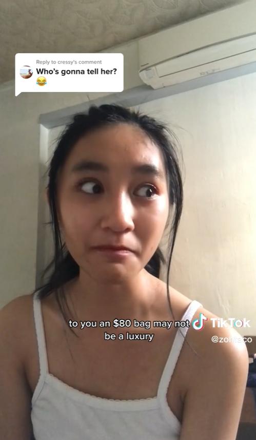 女孩子晒爸爸送的80元的包,女生晒父亲买的包