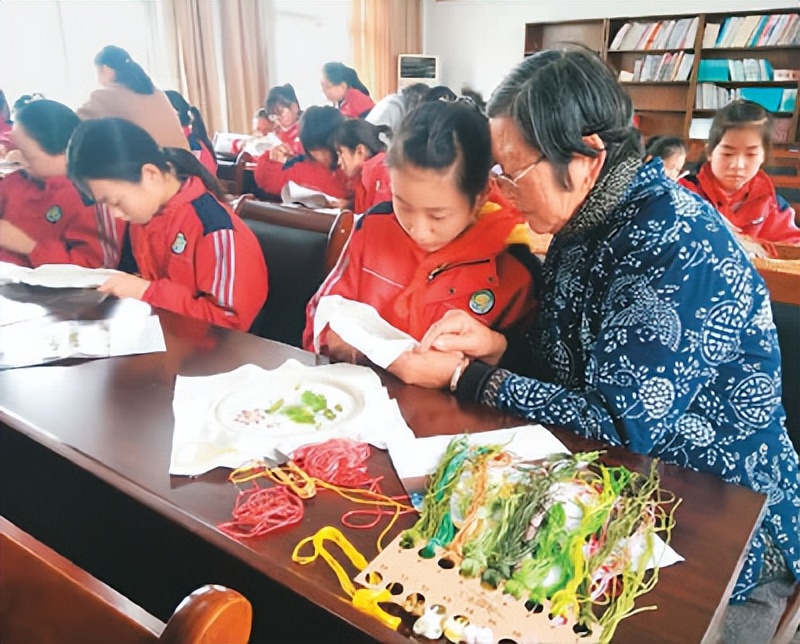 “共富工坊”架起家门口的“致富桥”