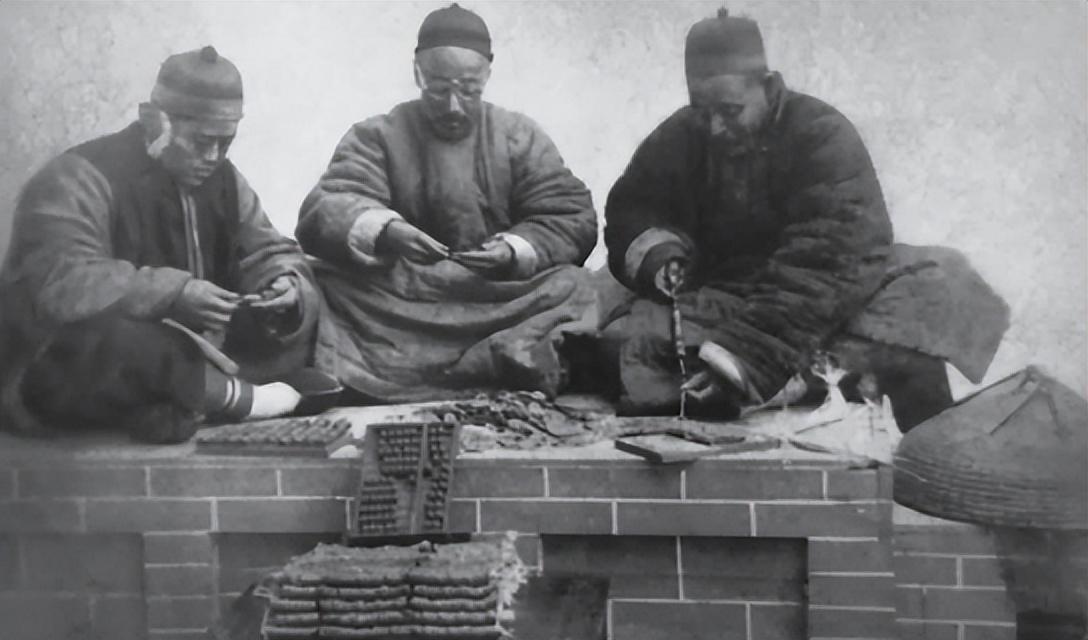 女子身着日本侵华军装露脸,日军女子拍照