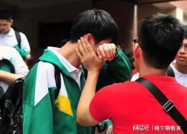 考生哭着出考场说数学太难,高考数学太难考哭学生
