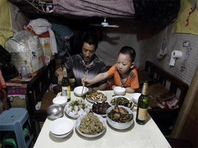 重庆网红棒棒哥冉光辉的故事,山城棒棒军冉光辉用肩膀扛出一个家