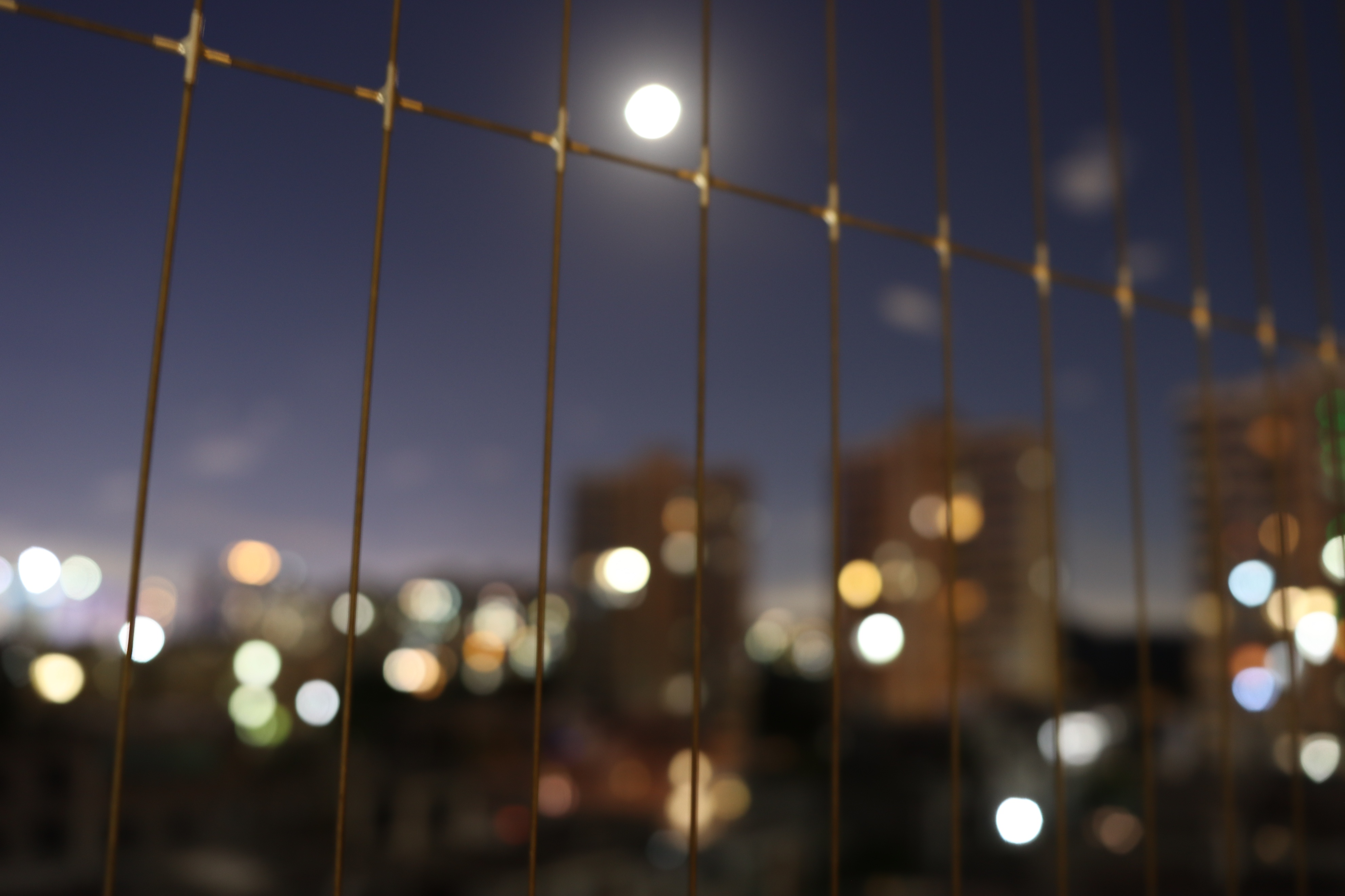 用eos700d拍大片,90d配适马18-35镜头重量