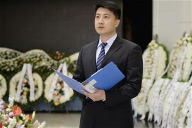90后葬礼策划师让亲属跟逝者告别,葬礼策划师视频
