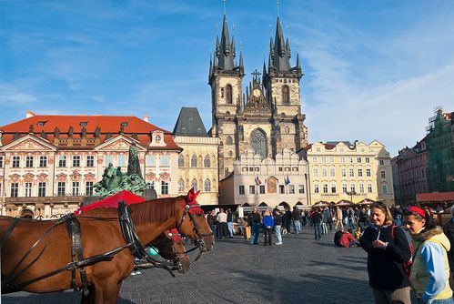 生活在捷克布拉格,捷克位于欧洲的哪个位置