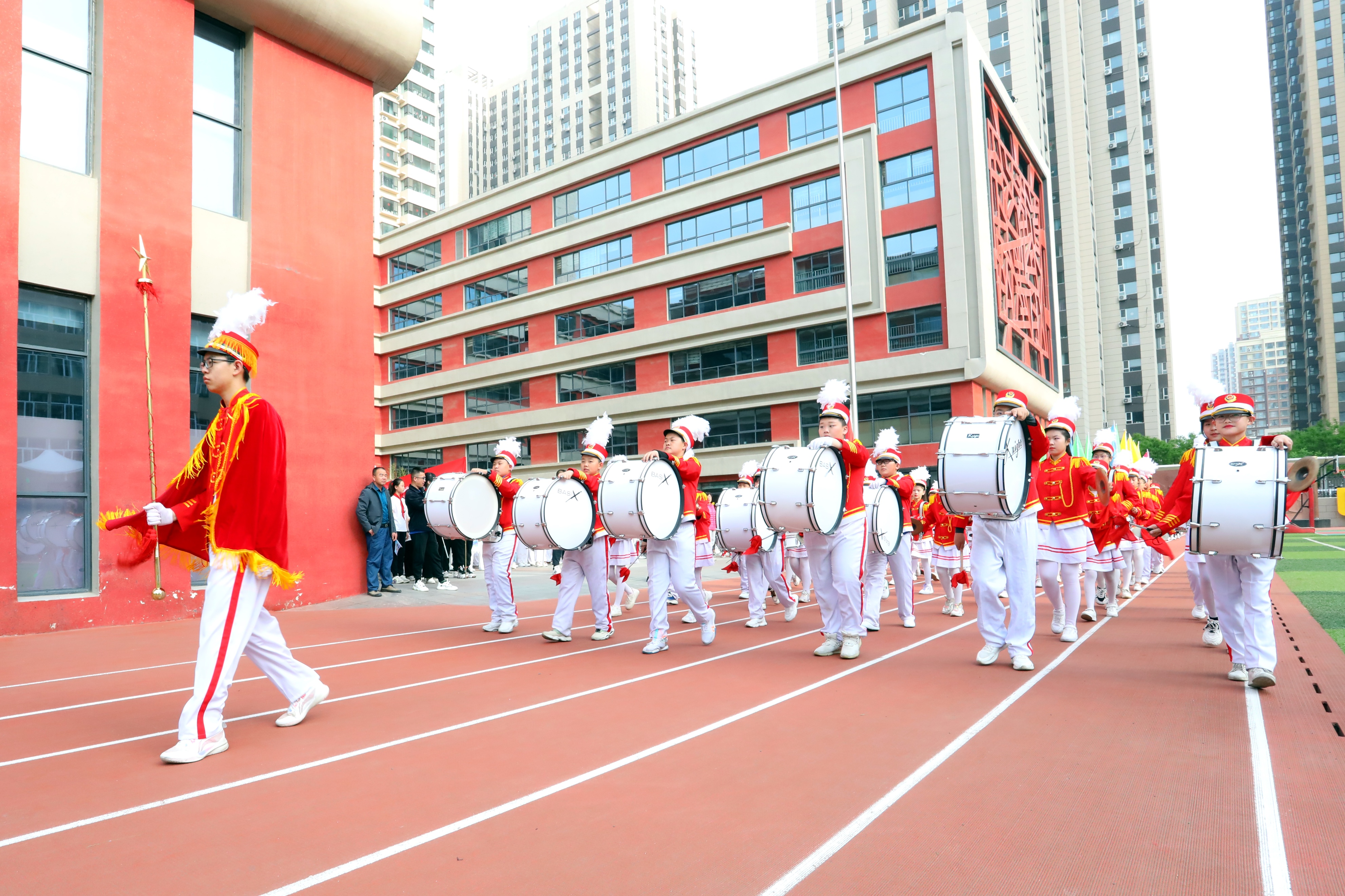 斗争精神迎挑战奋进拼搏创未来——迎泽区双东小学举行春季运动会
