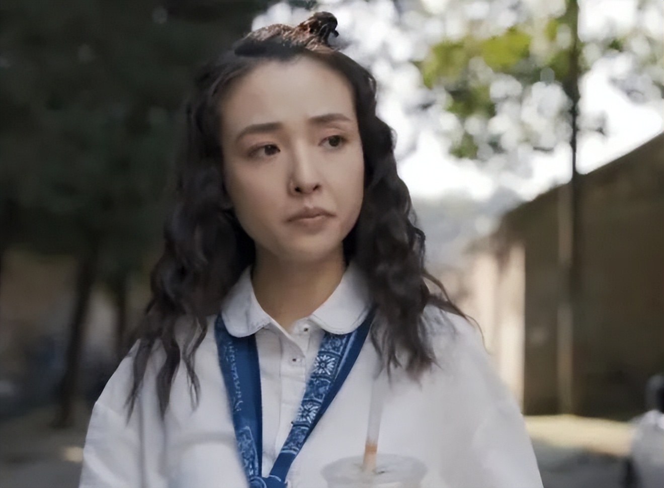 小白花被玫瑰嘲笑故事,小白花被玫瑰嘲笑