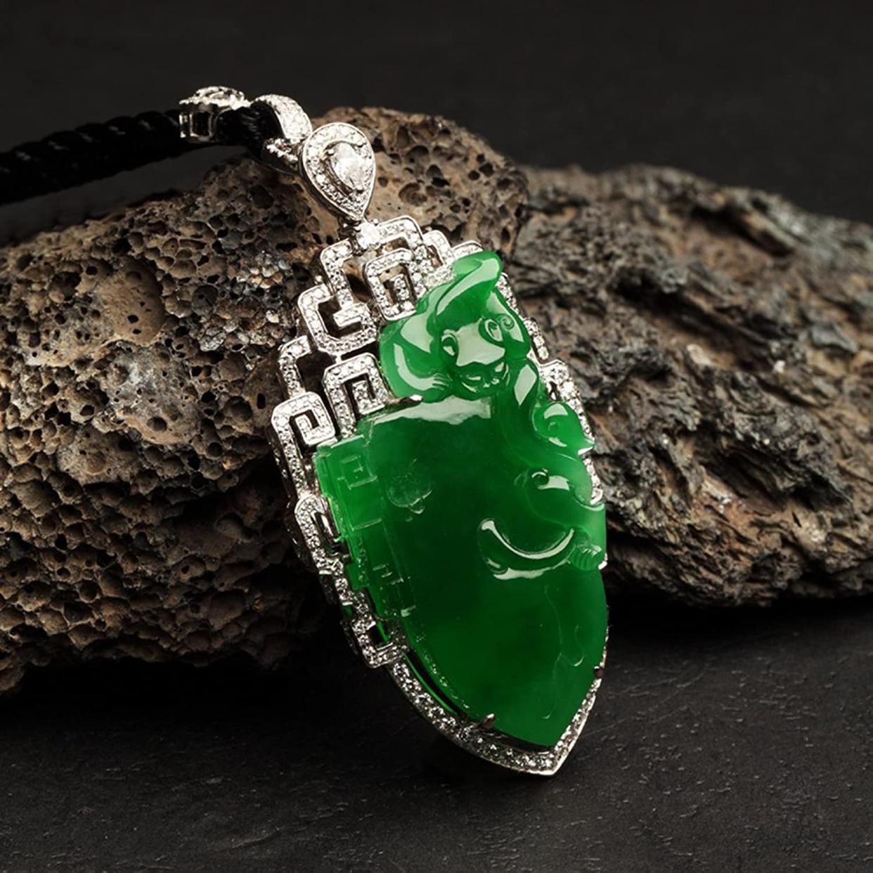 染色的翡翠用什么方法可以褪色快,染色翡翠最简单鉴别方法