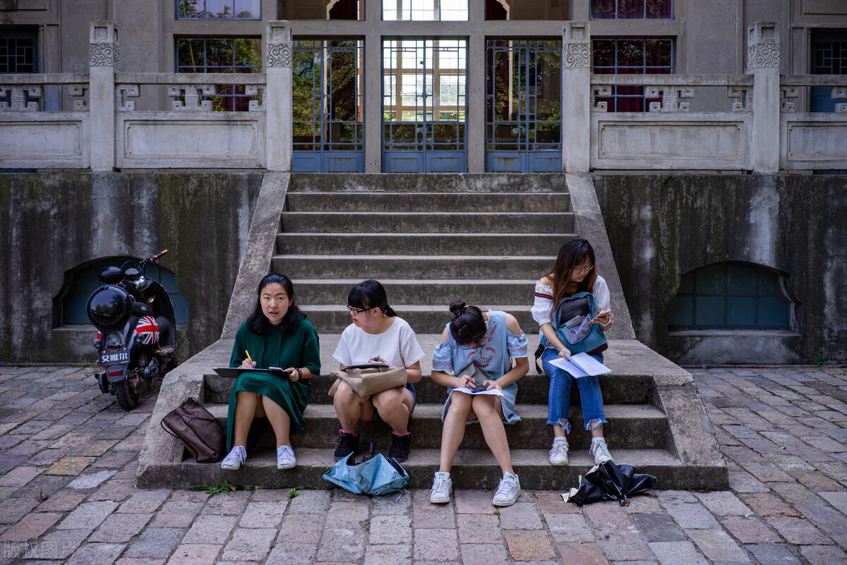 教师办公室在图书馆的旁边的英文,教师办公室挨着图书馆英语怎么读