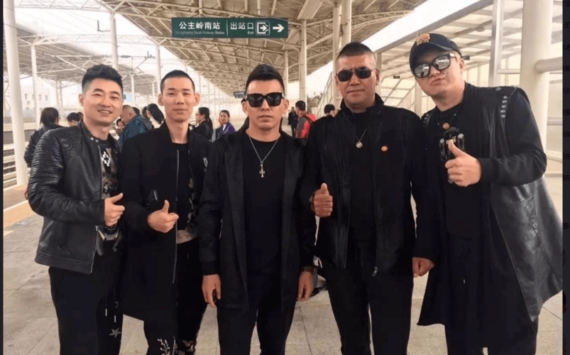 舞帝利哥和舞帝赵本六什么关系,网红舞帝利哥赵本六