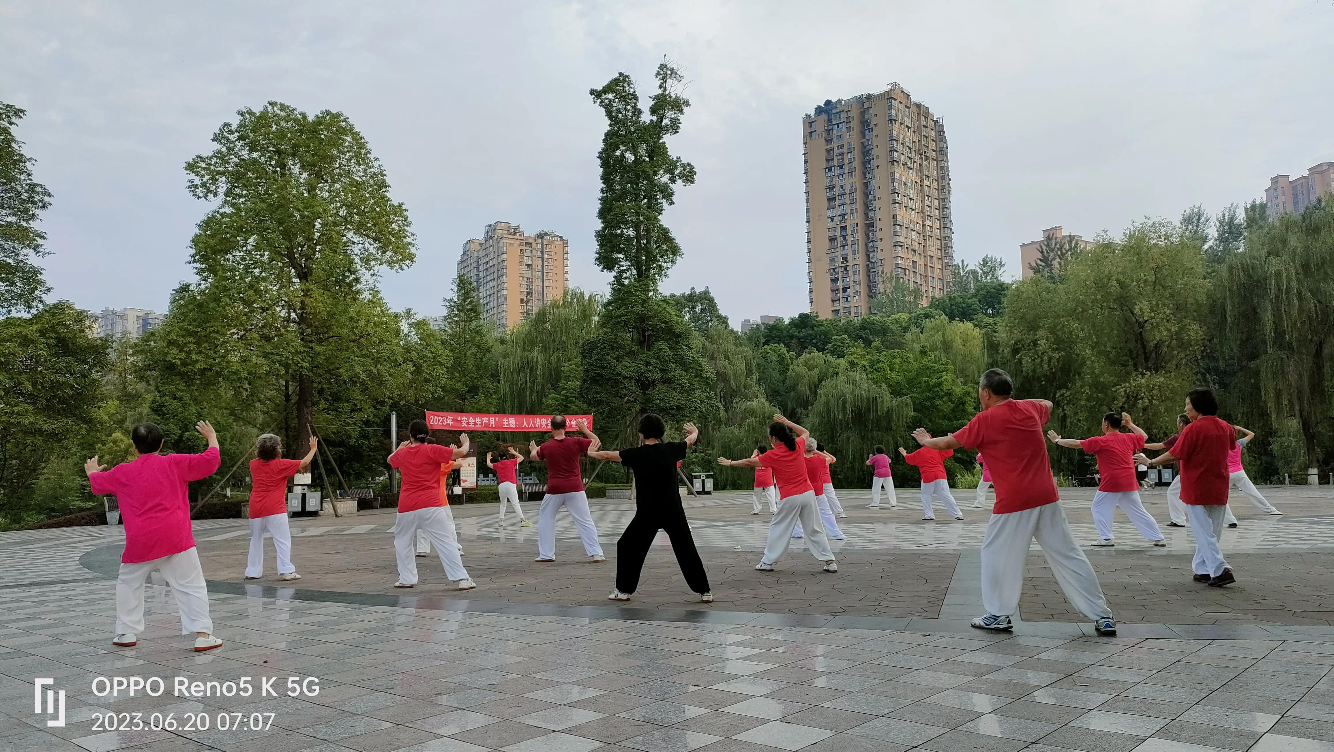 南湖公园湖畔美景,蓝天白云青山绿地天然氧吧