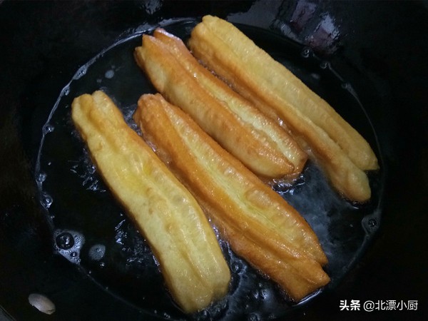 自制油条的简单做法晚上和面,自制小油条简单做法用什么水和面