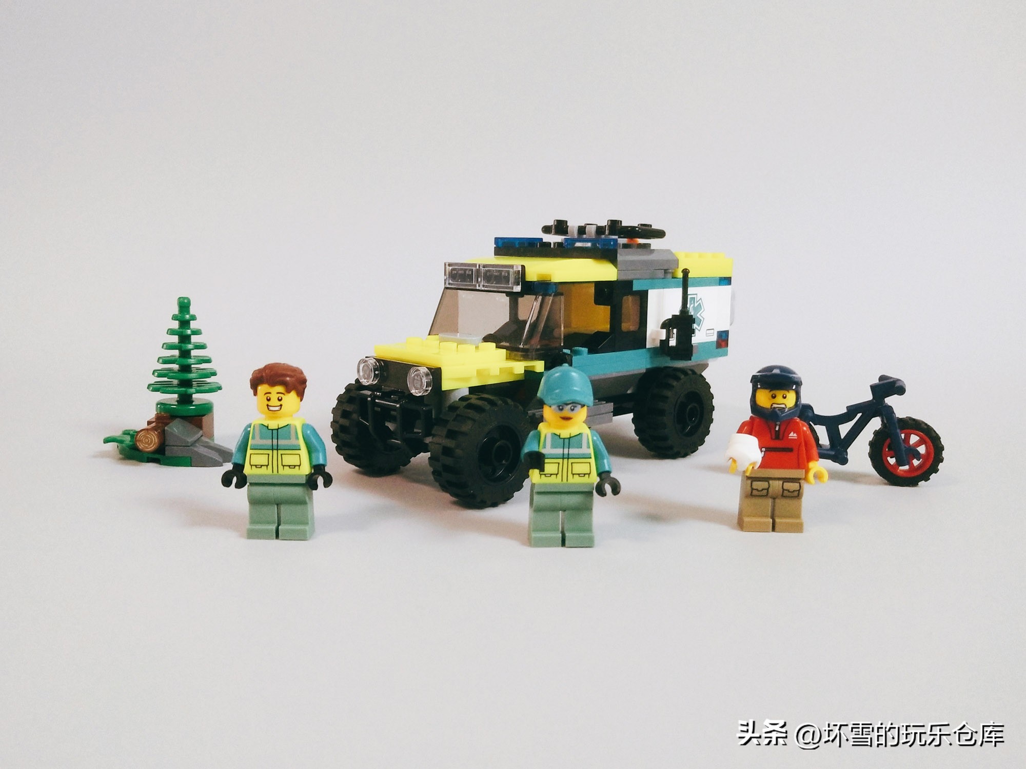 乐高赠品零件分哪盒,乐高赠品救护车