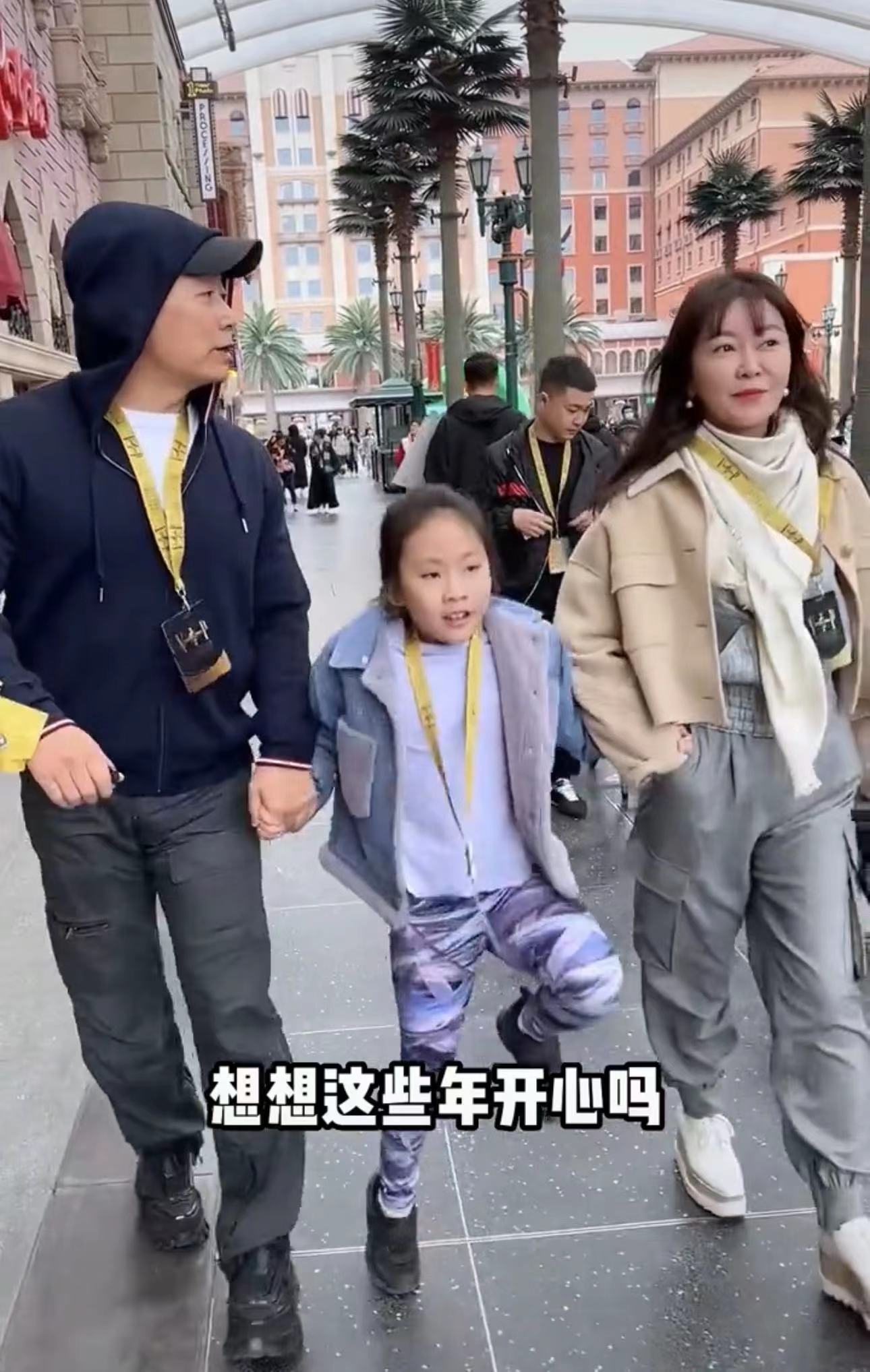 前央视主持全家出游为爱女庆生！50岁仍貌美动人，女儿大眼睛似妈