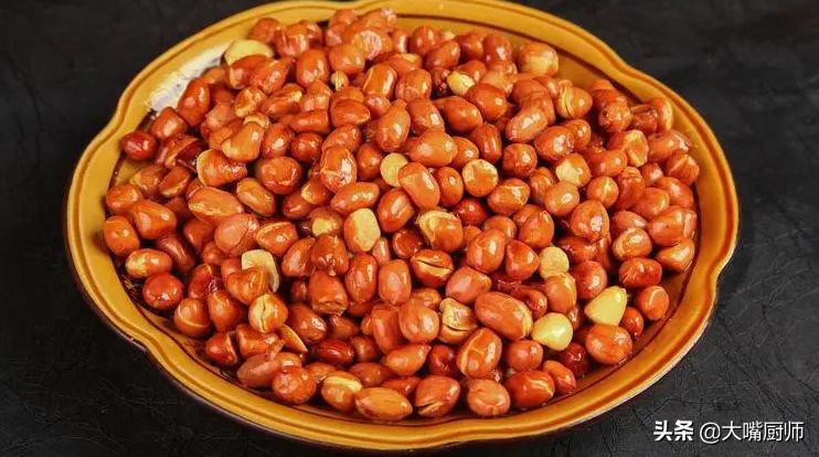 炒花生米不放油怎么又酥又脆,怎么干炒花生米不放油也不糊