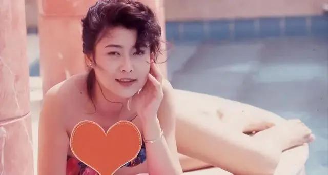 混在娱乐圈的日子“性感女神”瞬间名声大噪！全裸出镜后，她成