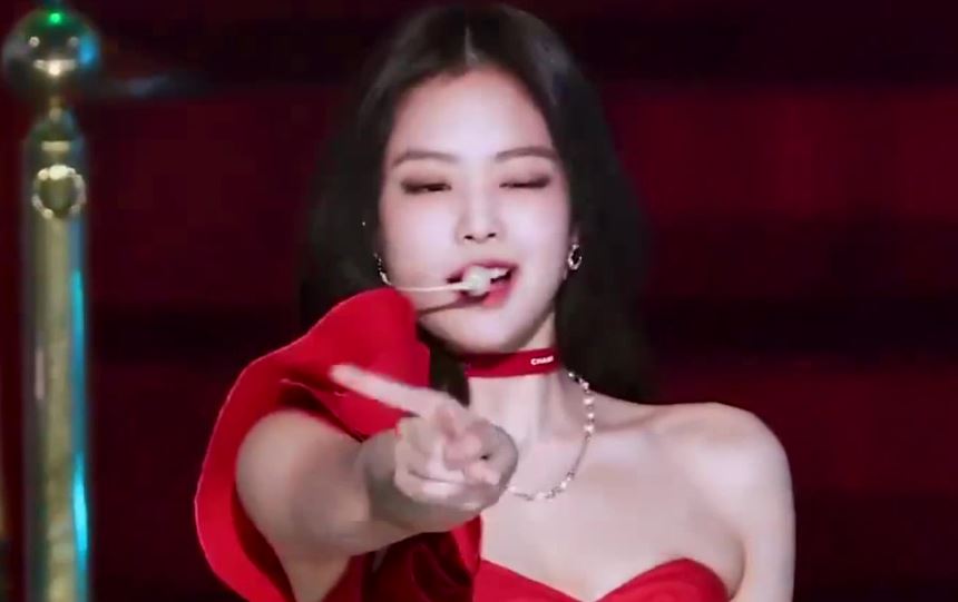 jennie蹬腿舞台,jennie椅子舞横屏