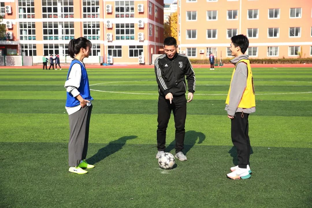 鐖辫繍鍔ㄦ墠鍋ュ悍鍥剧墖,杩愬姩寮哄仴浣撻瓌灞曠幇闈掓槬椋庨噰