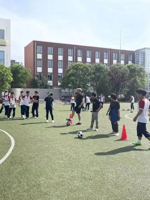 体验足球快乐成长,感受足球魅力弘扬体育精神